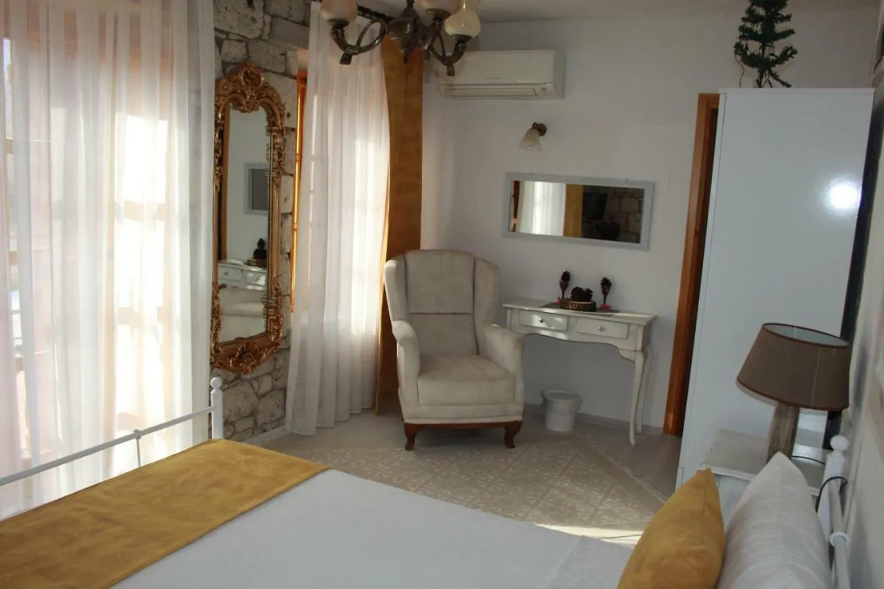 Adres Alaçatı 2*,